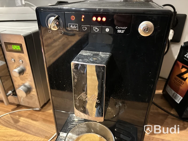 Kyl/frys, kaffemaskin & mikrovågsugn.