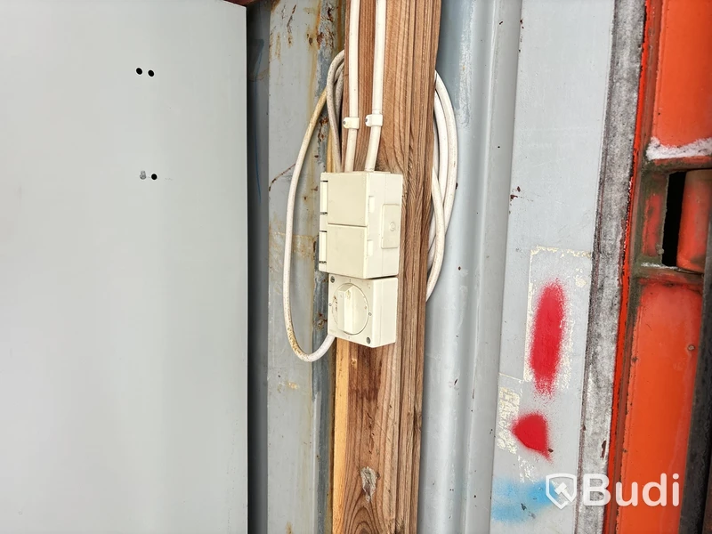 Container 20-fot med innehåll.