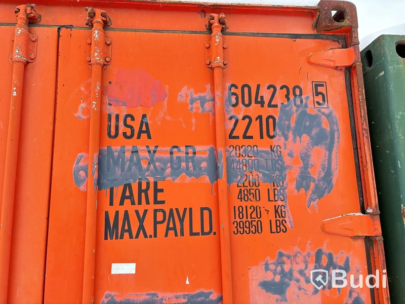 Container 20-fot med innehåll.