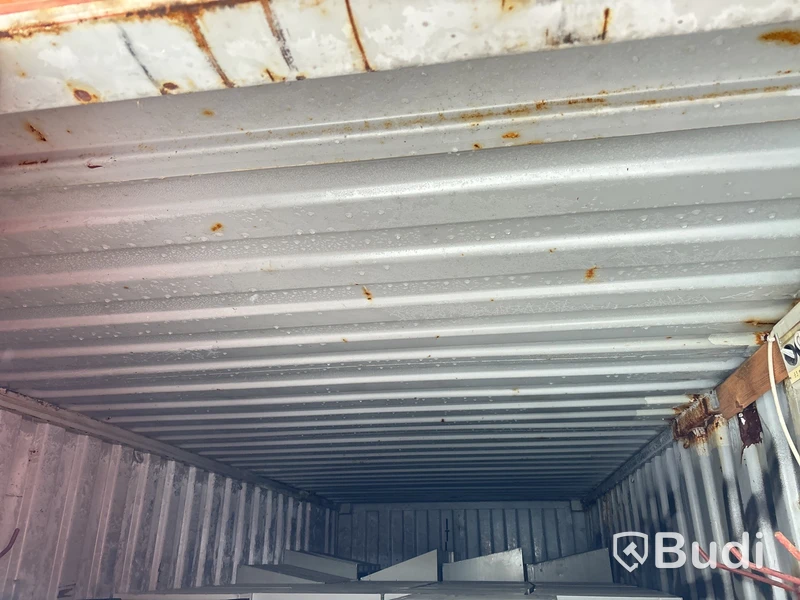 Container 20-fot med innehåll.