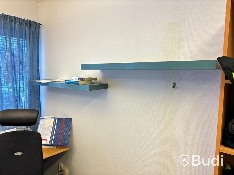 Kontorsmöbler och skärmar m.m.