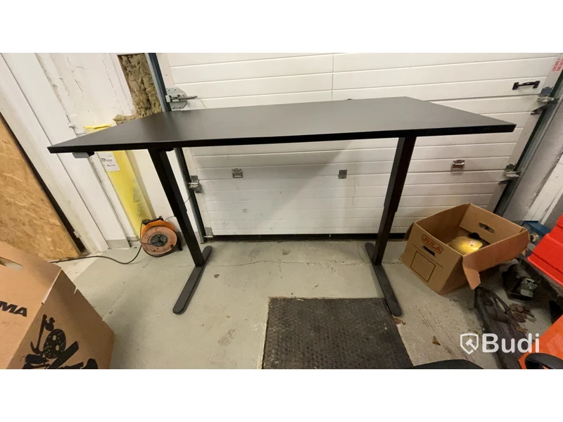 Skrivbord elektriskt & 2st kontorsstolar.