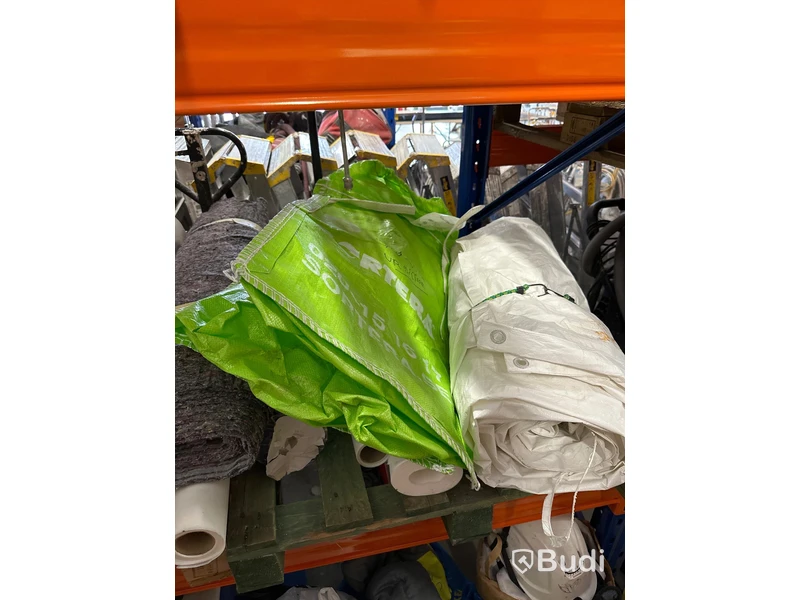 Parti med täckplast och papper
