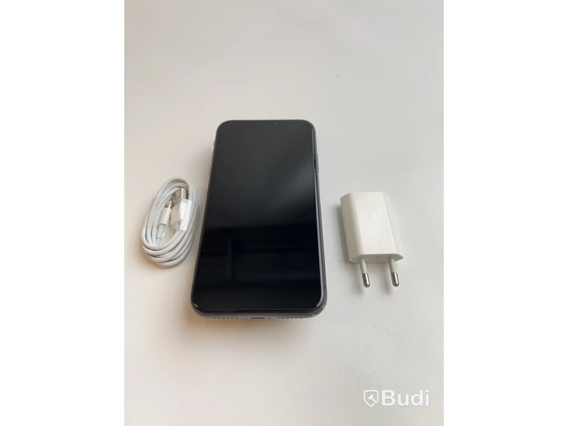 Mobil Apple iPhone 11 64GB inkl. laddare Obs! Repor på fram/baksida