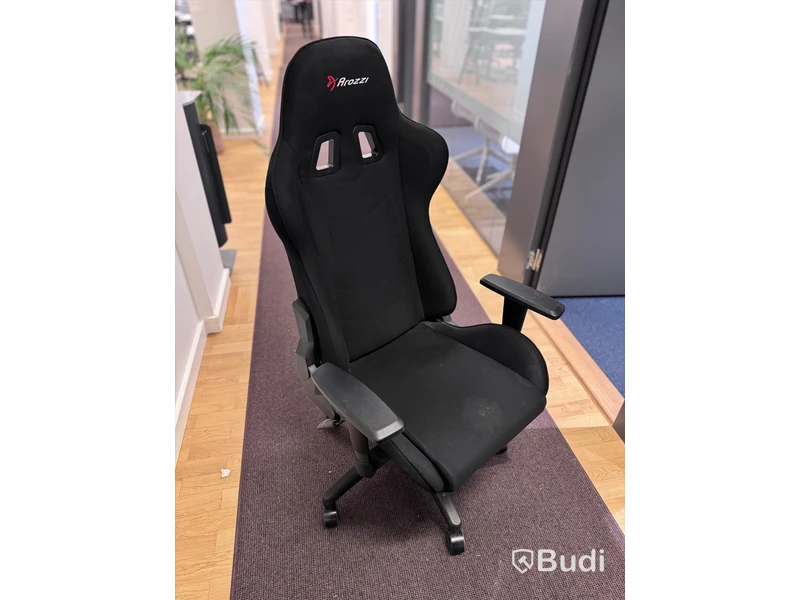 Skrivbord och gamingstol Arozzi, se beskrivning