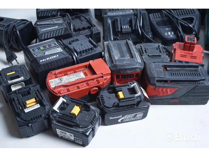 Parti med diverse laddare och batterier