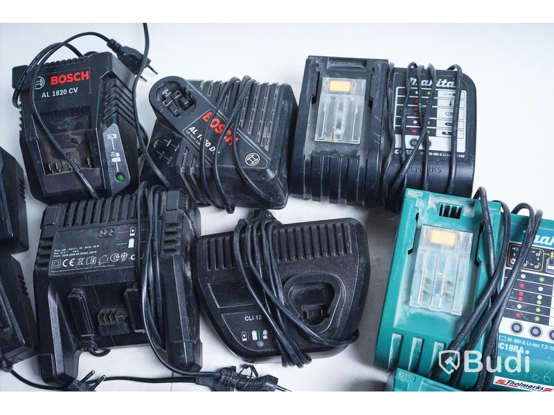 Parti med diverse laddare och batterier