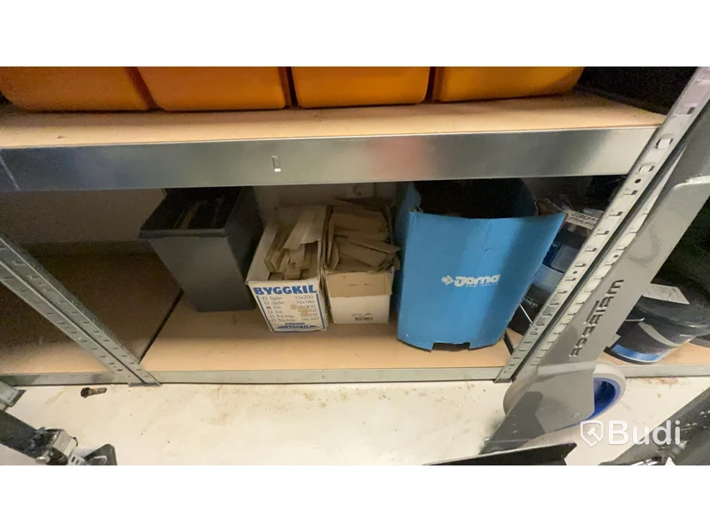 Skottkärra, hyllor med innehåll. Stort Parti.