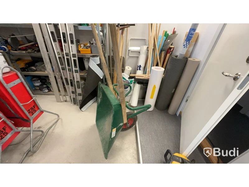 Skottkärra, hyllor med innehåll. Stort Parti.