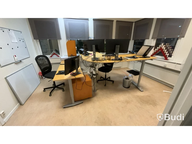 Kontorsmöbler, dataskärmar m.m.