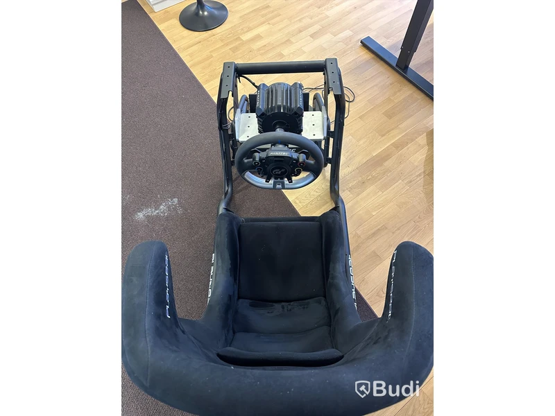 Playseat racingstol med ratt och pedaler från Fanatec