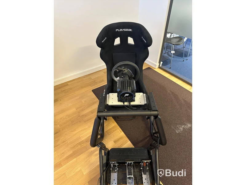 Playseat racingstol med ratt och pedaler från Fanatec