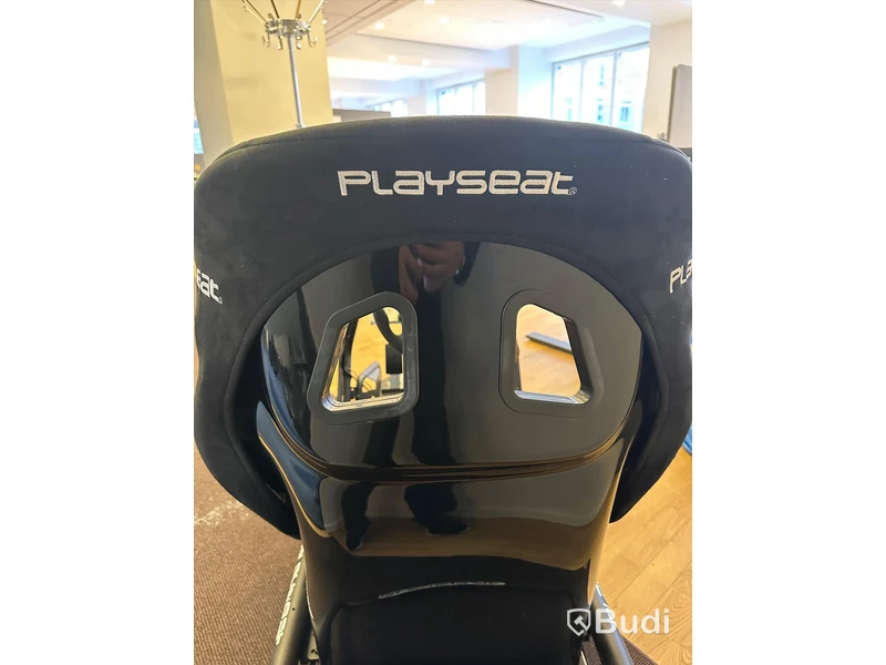 Playseat racingstol med ratt och pedaler från Fanatec