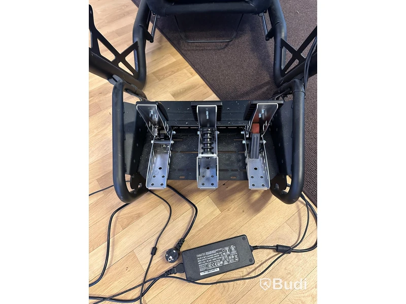 Playseat racingstol med ratt och pedaler från Fanatec