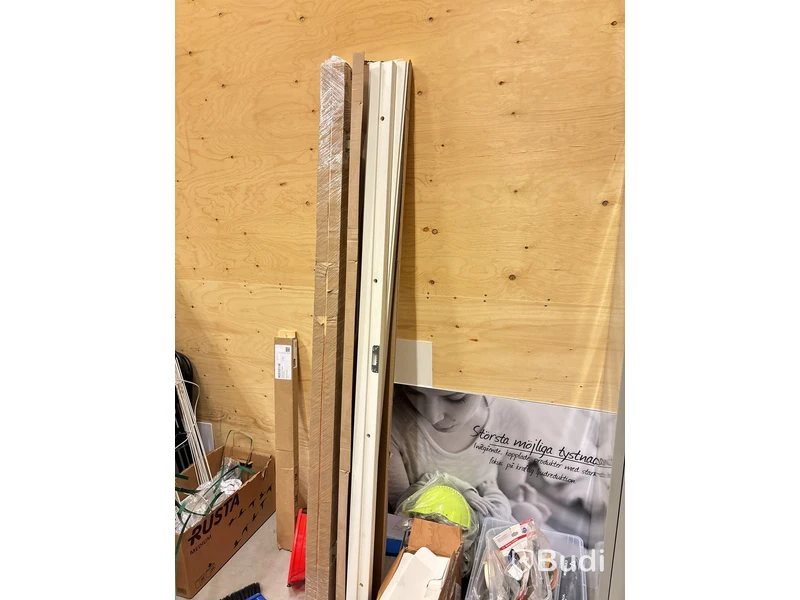 Skåp med innehåll (skruv, verktyg & installationsmaterial)