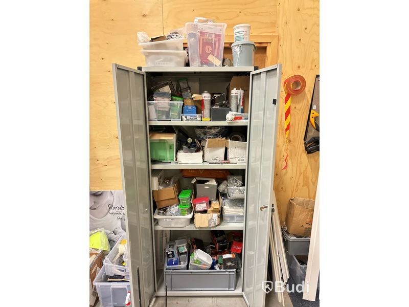 Skåp med innehåll (skruv, verktyg & installationsmaterial)