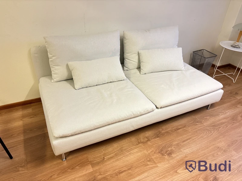 Sofa, fåtölj, hylla, stolar & lampor