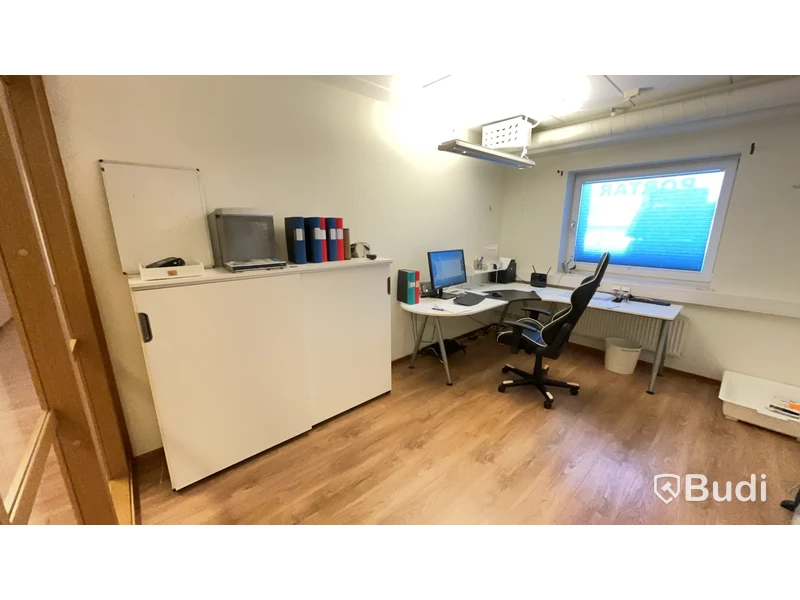 Kontor med skrivbord, stol, dator & skåp