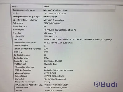 Kontor med skrivbord, fåtölj, dator & hylla