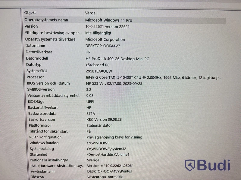 Kontor med skrivbord, fåtölj, dator & hylla