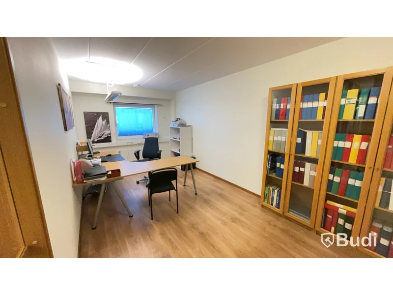 Kontor med skrivbord, stol, dator & bokhyllor