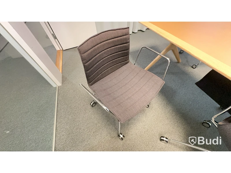 Konferensbord med 8 st. stolar Arper design. L440 B105 H72 cm