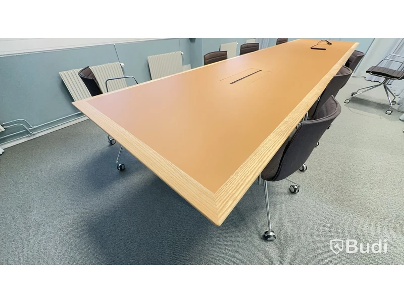 Konferensbord med 8 st. stolar Arper design. L440 B105 H72 cm