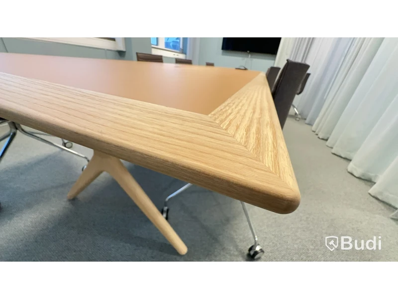 Konferensbord med 8 st. stolar Arper design. L440 B105 H72 cm