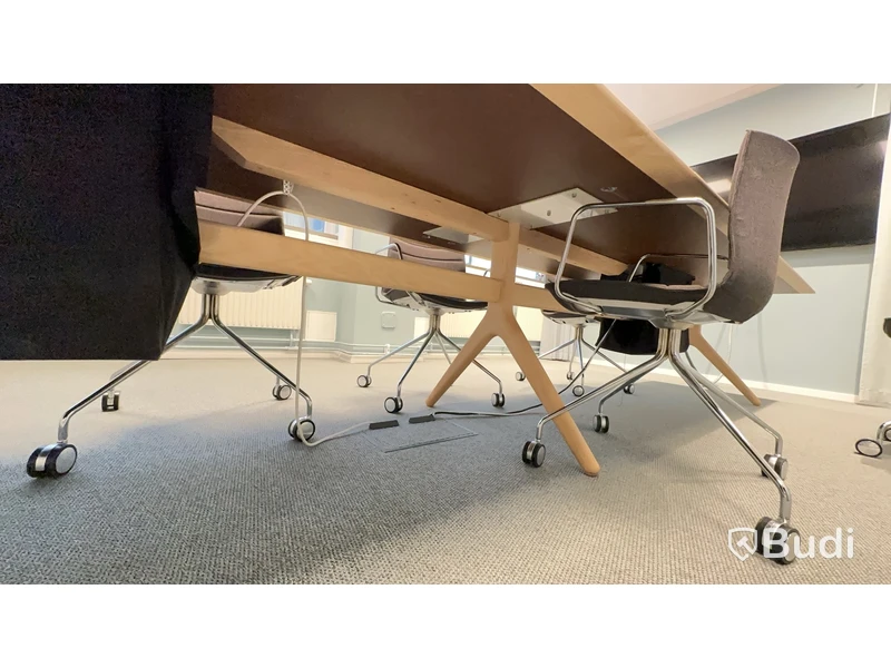 Konferensbord med 8 st. stolar Arper design. L440 B105 H72 cm