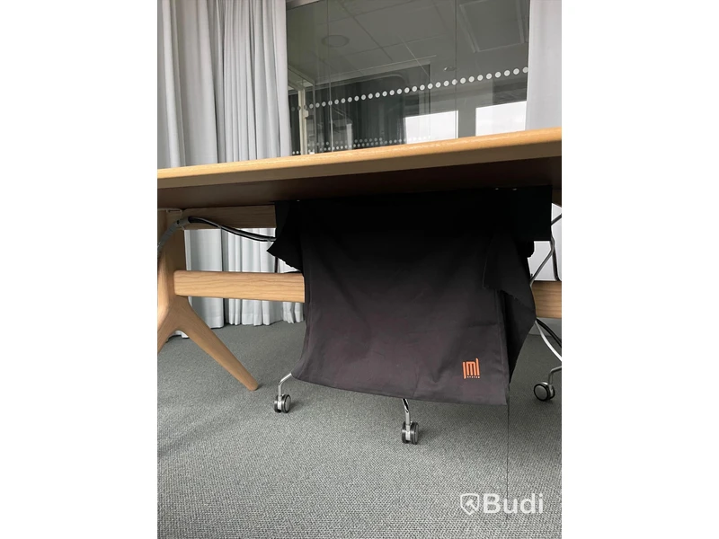 Konferensbord med 8 st. stolar Arper design. L440 B105 H72 cm