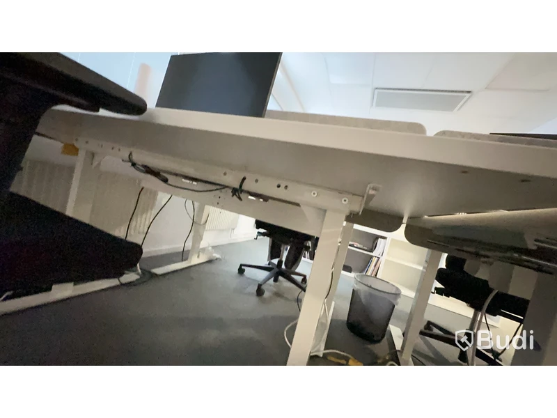 Höj- och sänkbart skrivbord L160 D80 cm. Ej inkopplad höjfunktion.