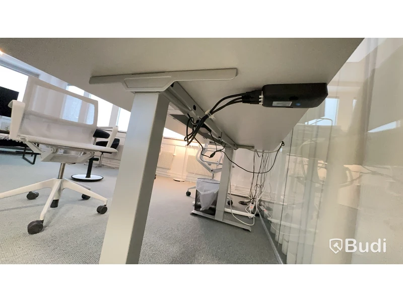 Höj- och sänkbart skrivbord L160 D80 cm samt kontorsstol Vitra Physix. Ej datorskärm eller andra inventarier.