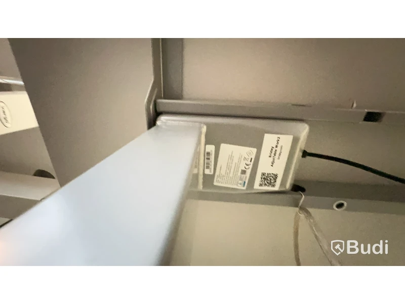 Höj- och sänkbart skrivbord L160 D80 cm samt kontorsstol Vitra Physix. Ej datorskärm eller andra inventarier.