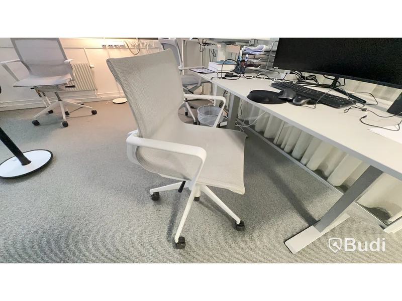 Höj- och sänkbart skrivbord L160 D80 cm samt kontorsstol Vitra Physix. Ej datorskärm eller andra inventarier.