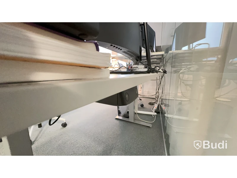 Höj- och sänkbart skrivbord L160 D80 cm samt kontorsstol Vitra Physix. Ej datorskärm eller andra inventarier.