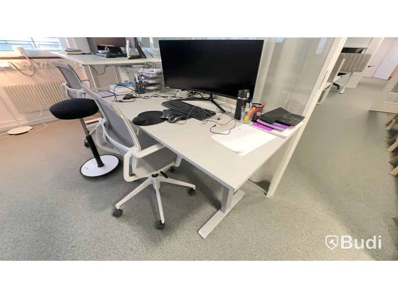 Höj- och sänkbart skrivbord L160 D80 cm samt kontorsstol Vitra Physix. Ej datorskärm eller andra inventarier.