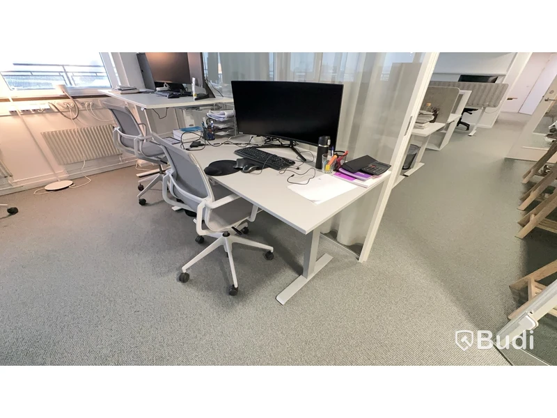 Höj- och sänkbart skrivbord L160 D80 cm samt kontorsstol Vitra Physix. Ej datorskärm eller andra inventarier.