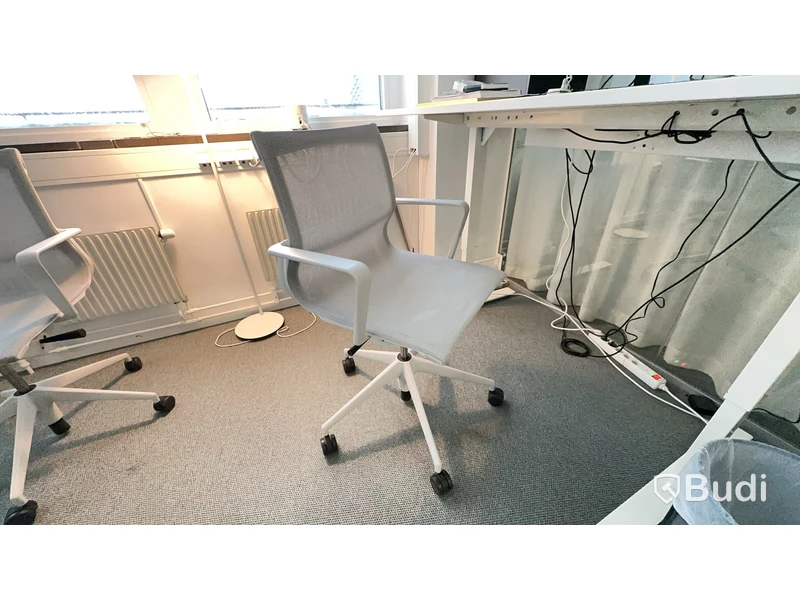 Höj- och sänkbart skrivbord L160 D80 och kontorsstol Vitra Physix. Ej datorskärm eller andra inventarier.