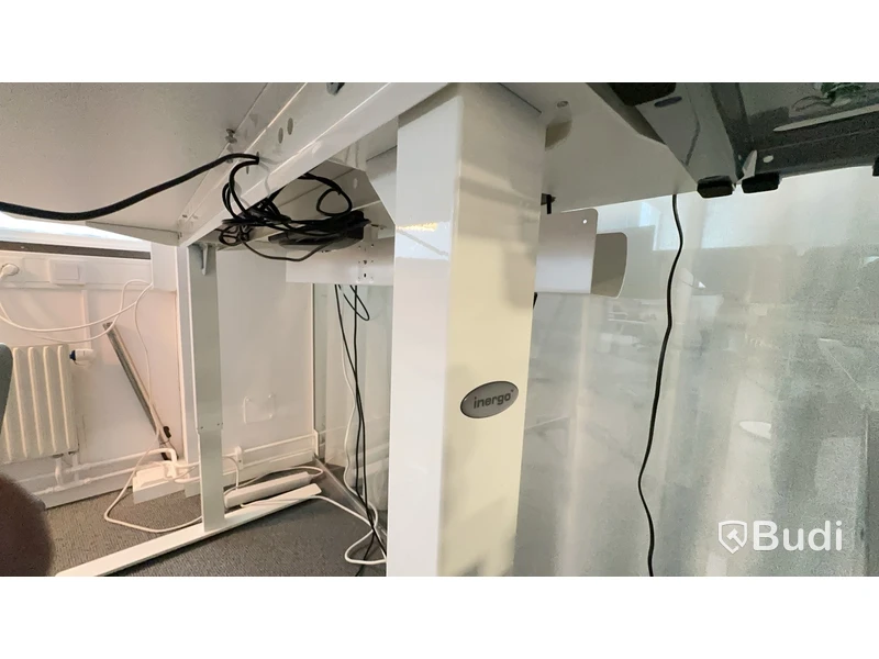 Höj- och sänkbart skrivbord L160 D80 och kontorsstol Vitra Physix. Ej datorskärm eller andra inventarier.