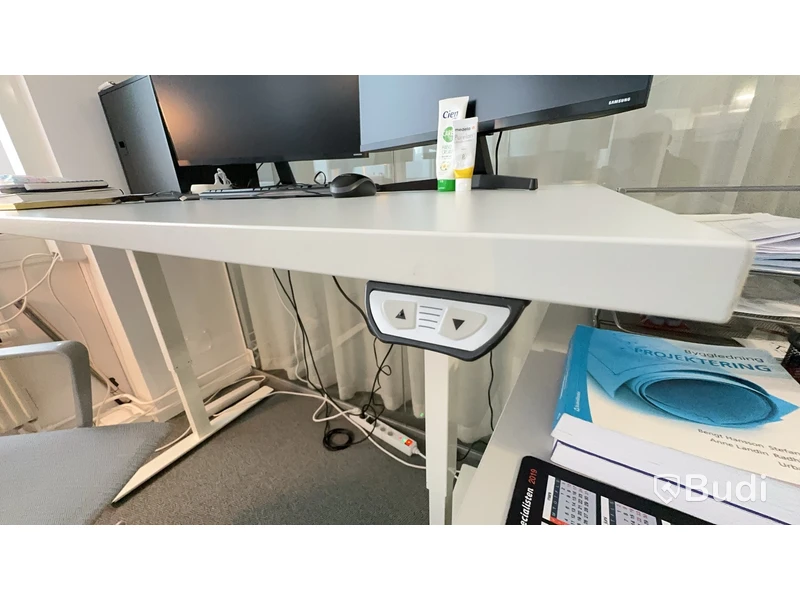 Höj- och sänkbart skrivbord L160 D80 och kontorsstol Vitra Physix. Ej datorskärm eller andra inventarier.