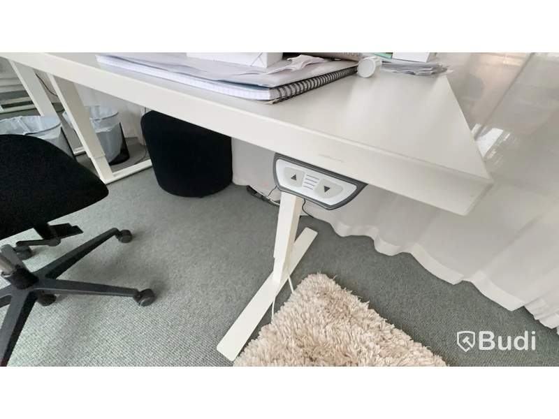 Höj- och sänkbart skrivbord Inergo L160 D80 cm och kontorsstol. Ej datorskärm eller andra inventarier.