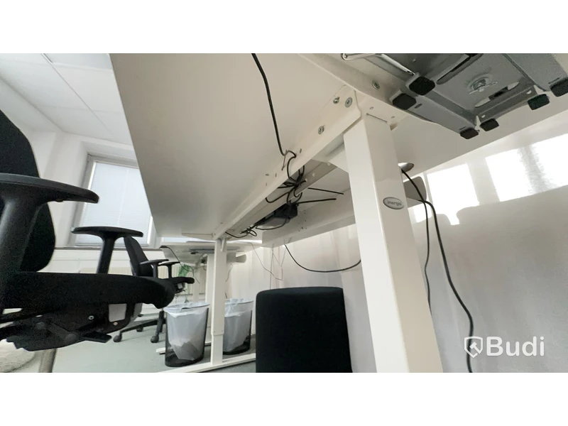 Höj- och sänkbart skrivbord Inergo L160 D80 cm och kontorsstol. Ej datorskärm eller andra inventarier.