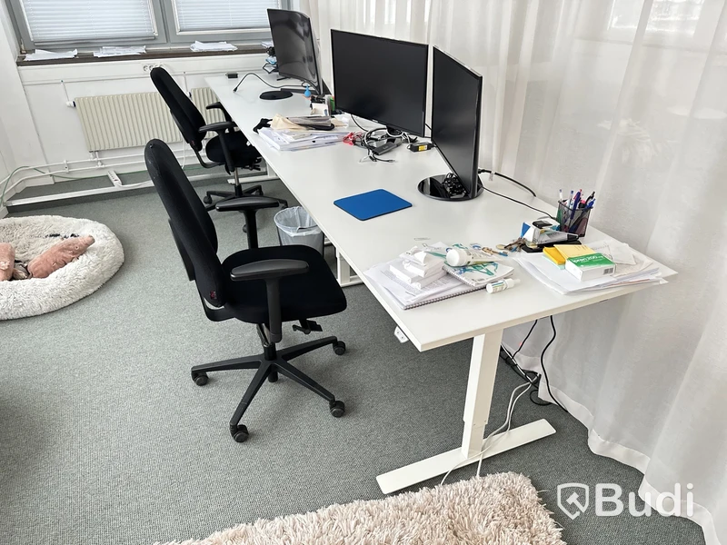 Höj- och sänkbart skrivbord Inergo L160 D80 cm och kontorsstol. Ej datorskärm eller andra inventarier.