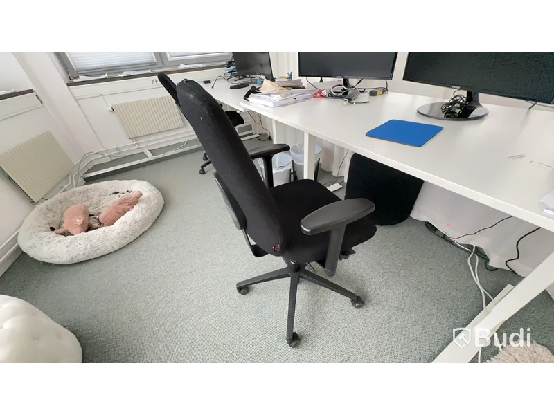 Höj- och sänkbart skrivbord Inergo L160 D80 cm och kontorsstol. Ej datorskärm eller andra inventarier.