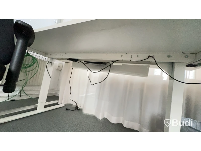 Höj- och sänkbart skrivbord Inergo och kontorsstol L160 D80 cm. Ej datorskärm eller andra inventarier.