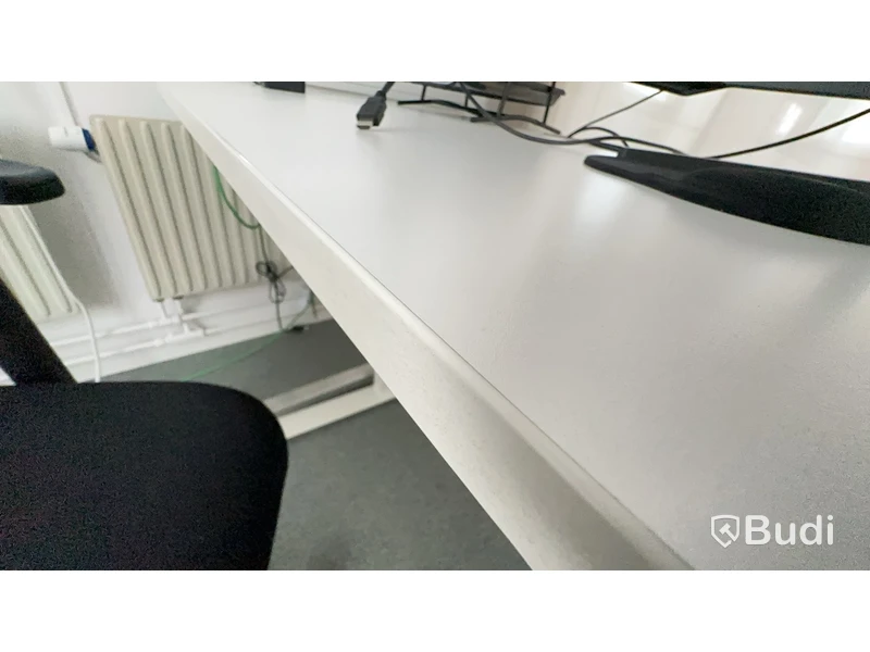 Höj- och sänkbart skrivbord Inergo och kontorsstol L160 D80 cm. Ej datorskärm eller andra inventarier.