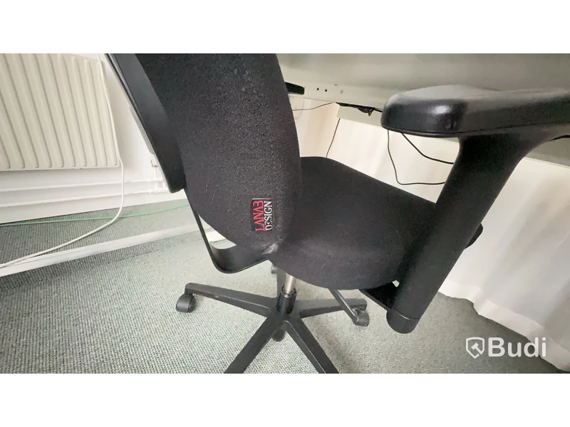 Höj- och sänkbart skrivbord Inergo och kontorsstol L160 D80 cm. Ej datorskärm eller andra inventarier.