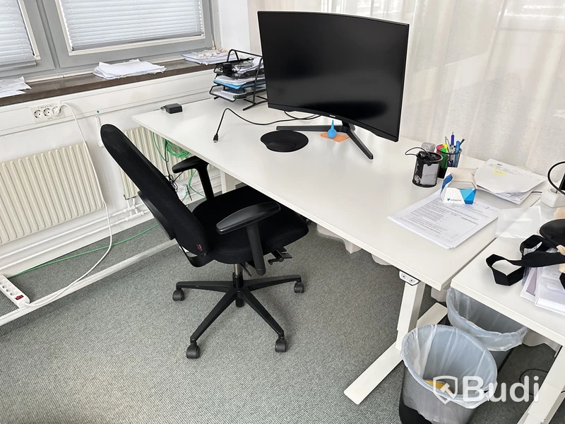 Höj- och sänkbart skrivbord Inergo och kontorsstol L160 D80 cm. Ej datorskärm eller andra inventarier.