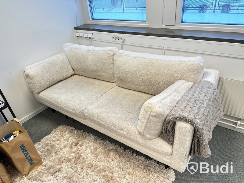 Soffa 2-sits. Spår av hund, ngt smutsig i tyget, ej sliten - L290xD90xH70 cm