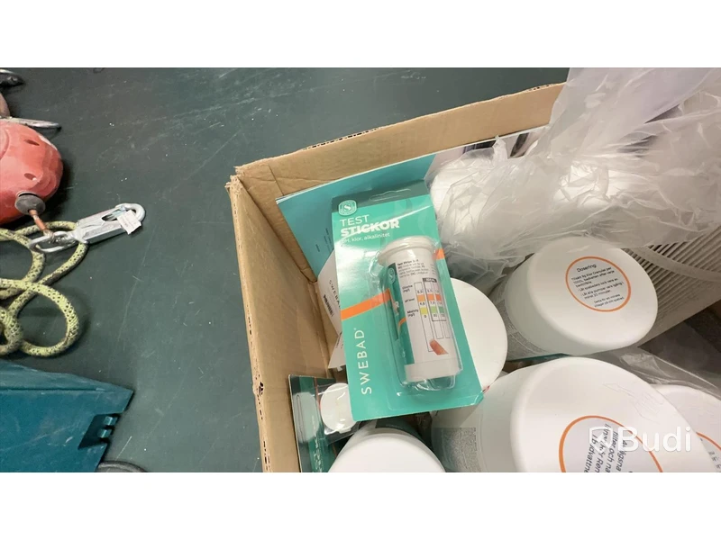 Blandad låda med Swebad PH-balans och tester till spabad